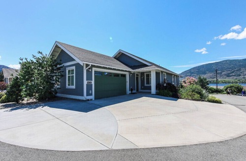 Osoyoos House | Large home 4 bed and 4 bath two separate suites home two kitchens water views