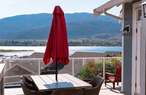 Osoyoos House | Large home 4 bed and 4 bath two separate suites home two kitchens water views