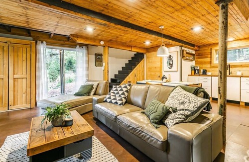 Lac-Brome Ski Chalet | Le 14 : Spa, Shower, Hammock, Bike, Hike, Bromont