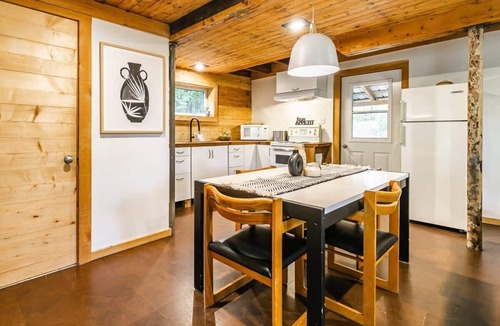Lac-Brome Ski Chalet | Le 14 : Spa, Shower, Hammock, Bike, Hike, Bromont