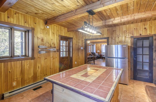 St-Adolphe-d'Howard Ski Chalet | Le Bûcheron · Spa & Lake Access Chalet +EV Charger