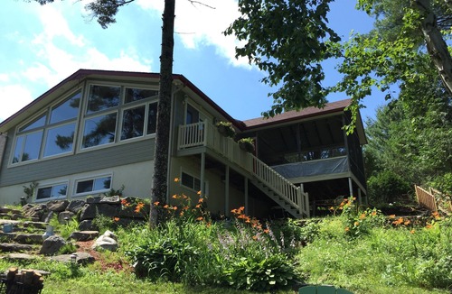 Saint-Alexis-des-Monts Ski Chalet | Le chalet du bonheur is right on the lake, ideal for families.