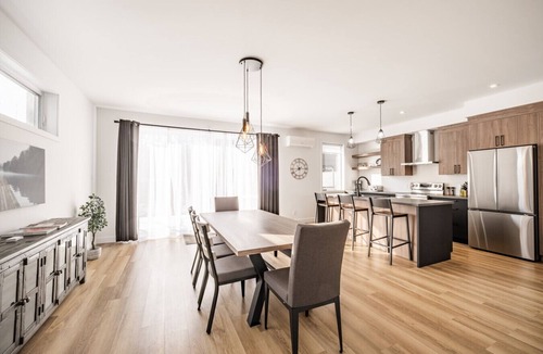 Magog Condo | Le Memph Ours: 3 bedrooms pool hot tub lac Memphrémagog