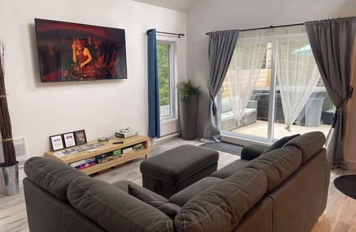 Rawdon House | Le Petit Saphir | Cozy stay with spa & pool table