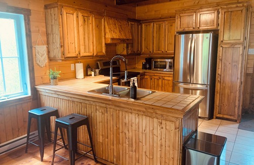 Entrelacs Cabin | Le Repos des Cèdres | Access to lake, fireplace, forest