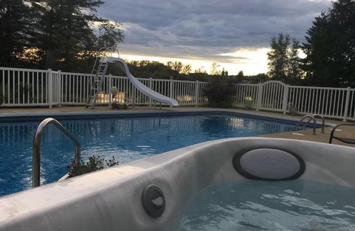 Magog Apartment | Le Rez de Jardin au bord de l'eau à Magog