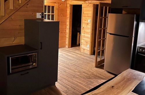 Saint-David-de-Falardeau Ski Chalet | les chalets en bois rond disponibles à la location en toute saison.