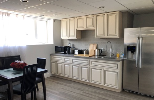 Southwest Mission Apartment | Licensed suite with hot tub near Summerhill Winery