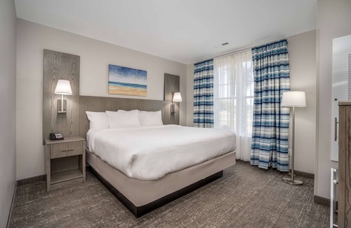 Emerald Isle Hotel | Lighthouse Suites - Best Western Signature Collection