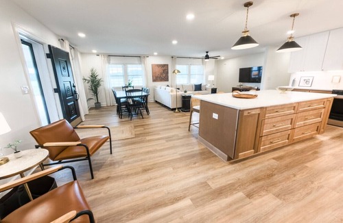 Clinton House | Lindsay Haven | Spacious 5BR Retreat Sleeps 12 Perfect for Groups & Gatherings