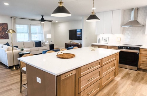 Clinton House | Lindsay Haven | Spacious 5BR Retreat Sleeps 12 Perfect for Groups & Gatherings