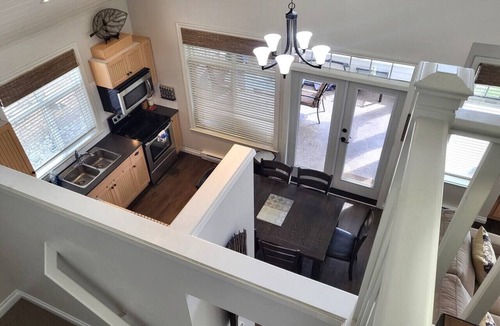 Osoyoos House | Location Cottage - close to pools! 111