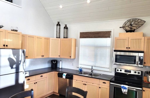 Osoyoos House | Location Cottage - close to pools! 111