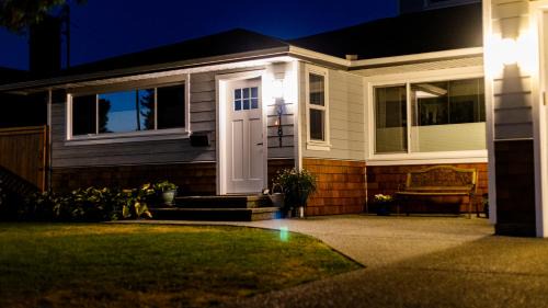 Saanich East Apartment | Location, Location, Location-Immaculate 1 Bedroom Suite