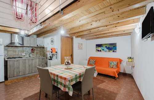 Calatafimi Apartment | Loft 'La Casa di Anita Segesta' with Wi-Fi and Air Conditioning