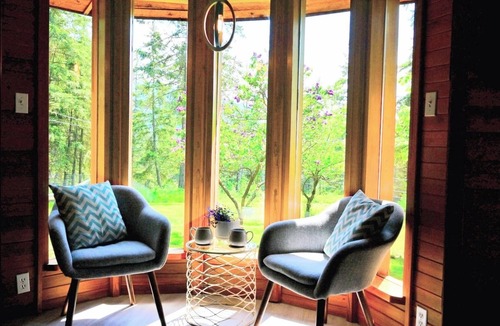 Vernon House | Log House on 5 Acres - pet friendly, A/C, BBQ, laundry, hike and bike trails