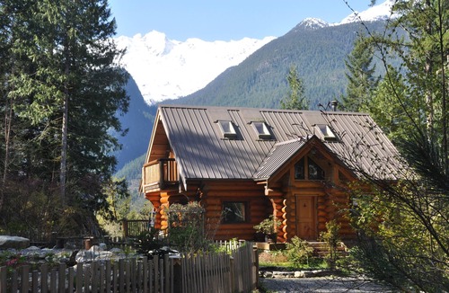 Upper Squamish House | Loghouse Lodge with Glacier View and Private Natural Swimming Pond