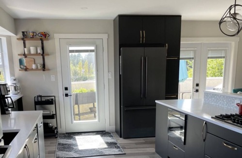 Saanich West House | Long Stay Spacious, Modern Suite with Deck and Patio