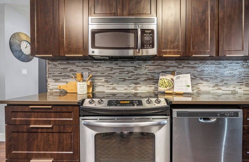 Southwest Calgary House | Long Term 30+ Day Stay, 7 min to DT, near Rockyview & MRU!