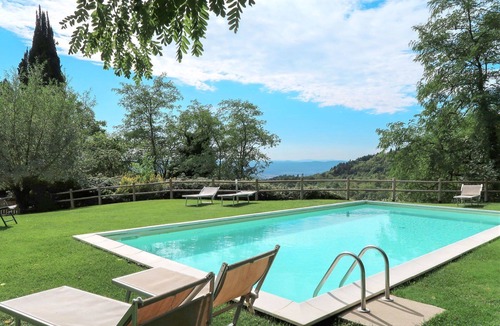 Sesto Fiorentino Villa | Lovely apartment in villa for 3 guests with WIFI, pool, TV, patio and pets allowed