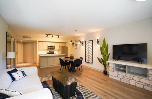 Oro-Medonte Apartment | Lower Level LuxSuite - 1min Walk from Heated Pool!
