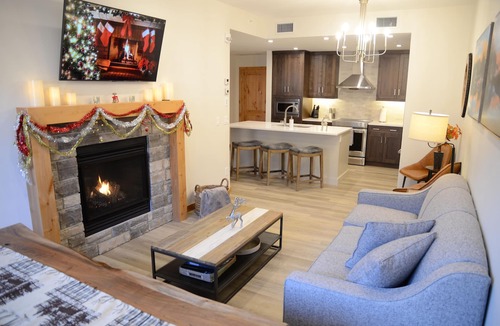 Canmore Condo | *LUX* 1 BR King Condo DT Canmore, Heated Parking, Hot tub
