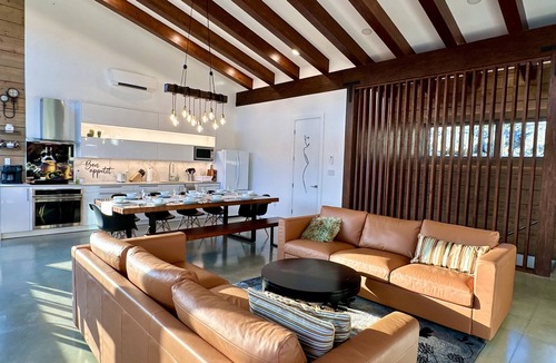 Courtenay Ski Chalet | Luxury Alpine Retreat - Hot Tub & Sauna - Sleeps 16 - Cliffhanger Chalet