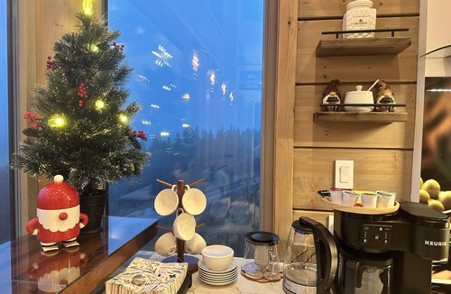 Courtenay Ski Chalet | Luxury Alpine Retreat - Hot Tub & Sauna - Sleeps 16 - Cliffhanger Chalet