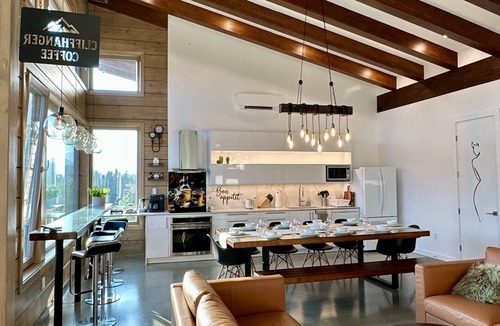Courtenay Ski Chalet | Luxury Alpine Retreat - Hot Tub & Sauna - Sleeps 16 - Cliffhanger Chalet