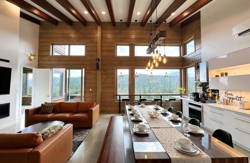 Courtenay Ski Chalet | Luxury Alpine Retreat - Hot Tub & Sauna - Sleeps 16 - Cliffhanger Chalet