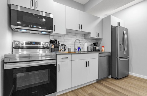 Leduc House | Lux Private Suite Large Smart TV 9 mins to Airport Fully Stocked!