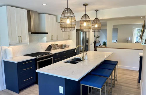 Lower Mission House | LUXE 5 Bedroom Kelowna Home with Pool