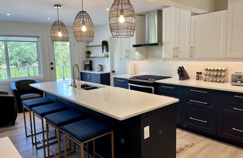 Lower Mission House | LUXE 5 Bedroom Kelowna Home with Pool