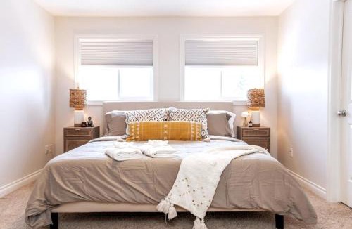 Northwest Edmonton Apartment | Luxe Escape Duo - 8 Beds - Sleeps 22 - 4 Car Garage