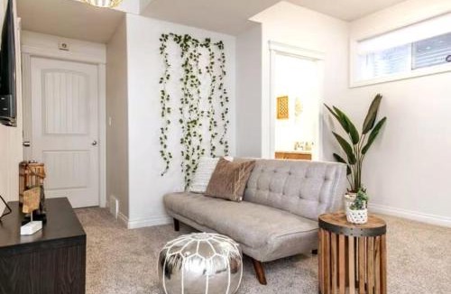 Northwest Edmonton Apartment | Luxe Escape Duo - 8 Beds - Sleeps 22 - 4 Car Garage