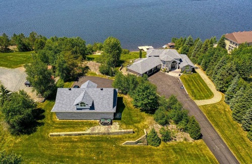 Sudbury House | Luxe Lake Front | Sauna | Pool Table | FirePit