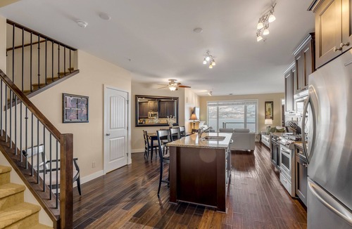 Westbank Condo | LUXERY WATERFRONT RESORT- 3 BDRM POOL,HOTTUB, BEACHES, BOAT LIFT AVAIL.