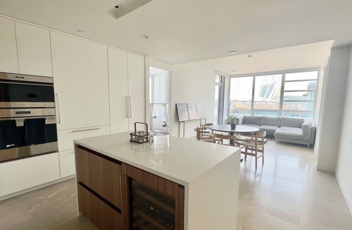 Yaletown Apartment | Luxurious 2 BED 2 BATH Downtown across from BC Place (1 Month Min.)
