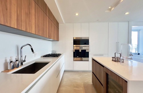 Yaletown Apartment | Luxurious 2 BED 2 BATH Downtown across from BC Place (1 Month Min.)