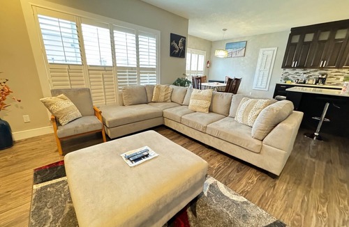Northeast Edmonton House | Luxurious 2-Storey House -Family| Families| Groups |5 Bedrooms | 6 Beds