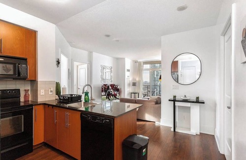 Downtown Mississauga Condo | Luxurious 2BR/2BATH Condo- Steps from Square One