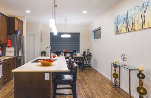 Northeast Edmonton House | Luxurious 3 Bedroom House NW Edmonton 6 Guests .3 Bedrooms .3 Beds 2.5 Baths