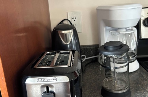 Northwest Edmonton Condo | Luxurious 3 Bedroom/WiFI & Garage -Sleeps 6 Ideal for families/groups stays,