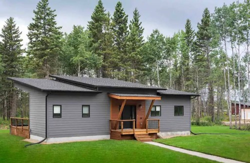 Strathclair Cabin | Luxurious 3 BR w/hot tub. Mins to Clear Lake!