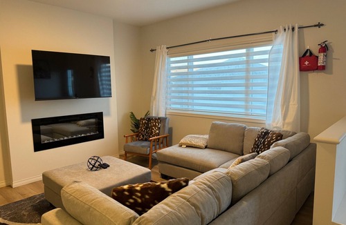Northeast Edmonton House | Luxurious | 4 Bedrooms| Main Floor of House| Families| Groups| Individuals|