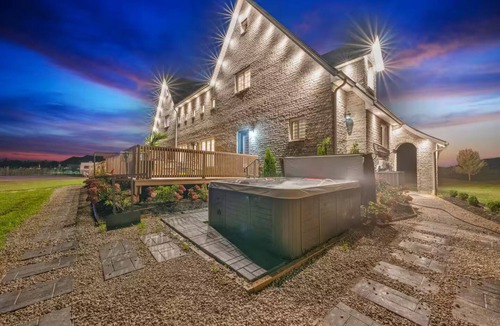 Town of Essex Apartment | Luxurious Castle Suite - Private & Peaceful Escape