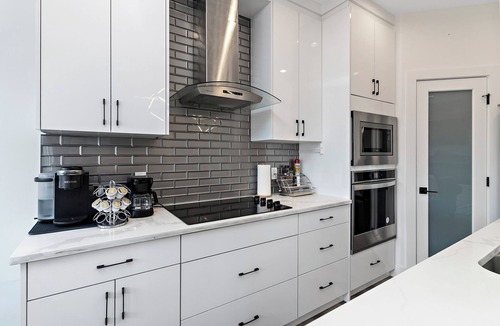 Southwest Edmonton House | Luxurious, Cozy, & Modern 4 bedroom Home—Airconditioned + Netflix + Free Parking