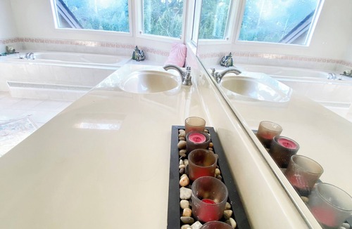 Crescent Beach Bed & Breakfast | Luxurious, Cozy Villa in Great Vancouver close to White Rock/US border