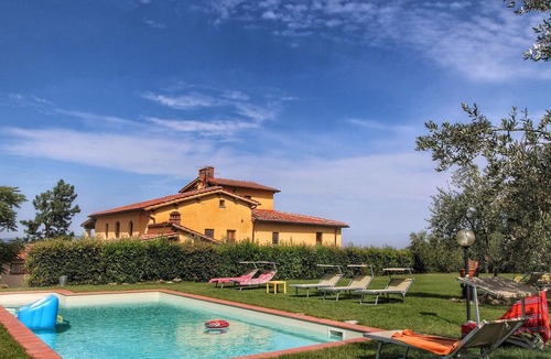 Castelfranco di Sopra Apartment | Luxurious Holiday Home in Castelfranco di Sopra with Pool