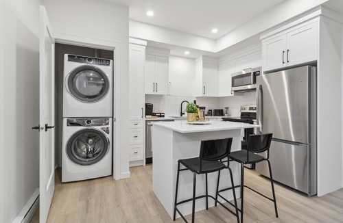 Willoughby House | Luxurious, Modern & Stylish 2 Bedroom Suite, Near Vancouver, Pet Friendly